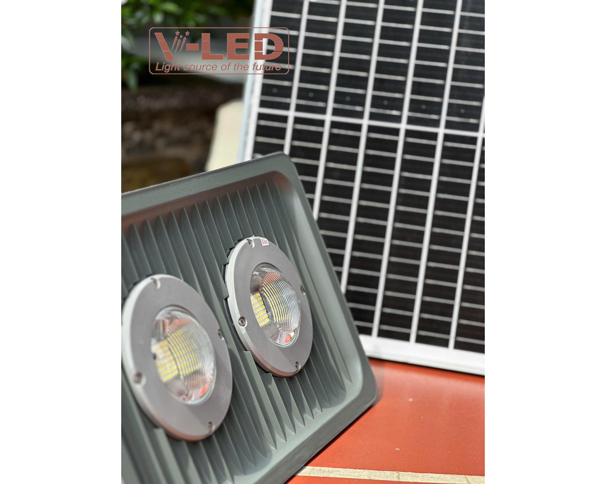 Đèn pha năng lượng mặt trời chống nổ 100W cao cấp V-Led - Ảnh 23