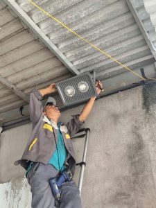 Khoan và lắp đèn vào vị trí cần lắp